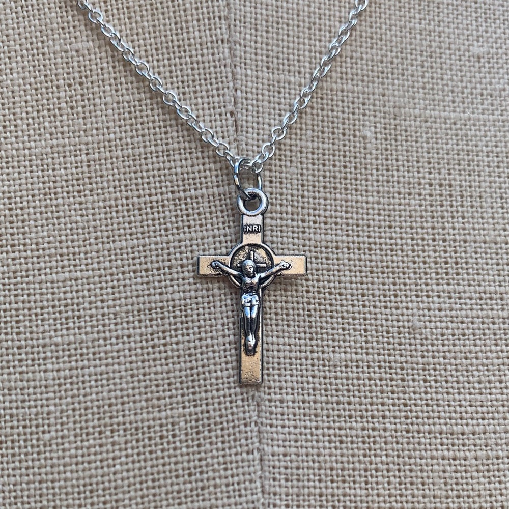 NWT Sterling Silver Plated Chain & Crucifix Alloy Metal Charm Necklace - Picture 13 of 14